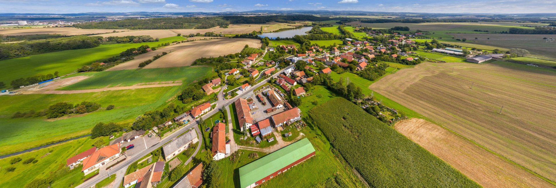Letecký pohled na obec Semechnice